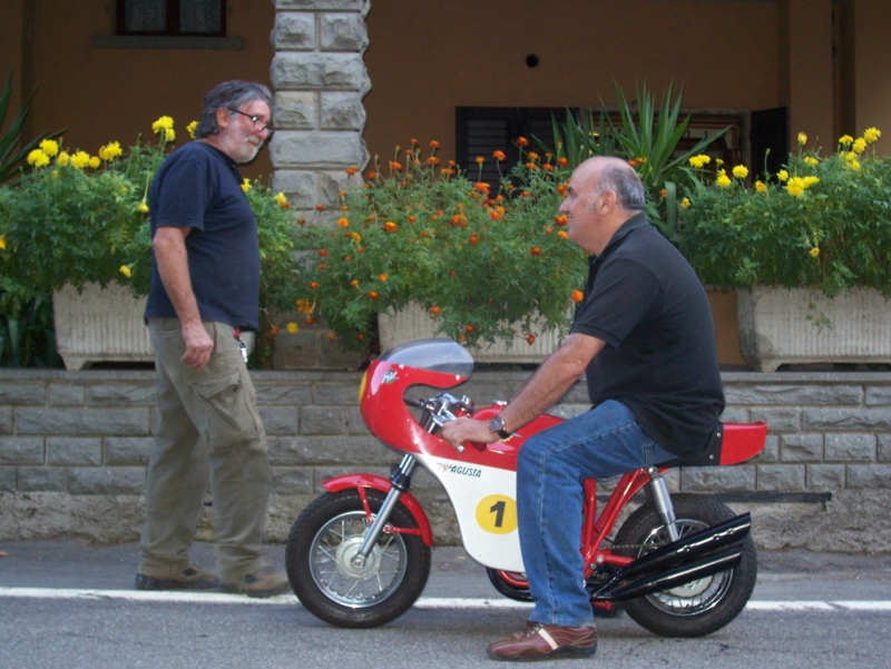  Image name: Persone122.jpg 
 width: 800 pixel 
 height: 601 pixel 
 Size: 394495 bytes 
 Click to enlarge 